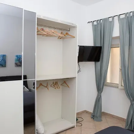 Airport House * Neapol