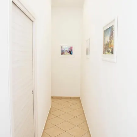 Airport House Neapol