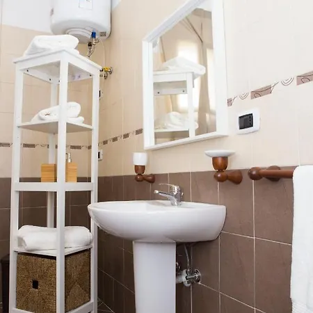 Airport House * Neapol